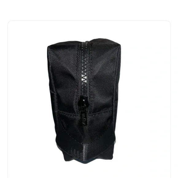 NWOT Official UFC toiletry bag - Picture 4 of 9